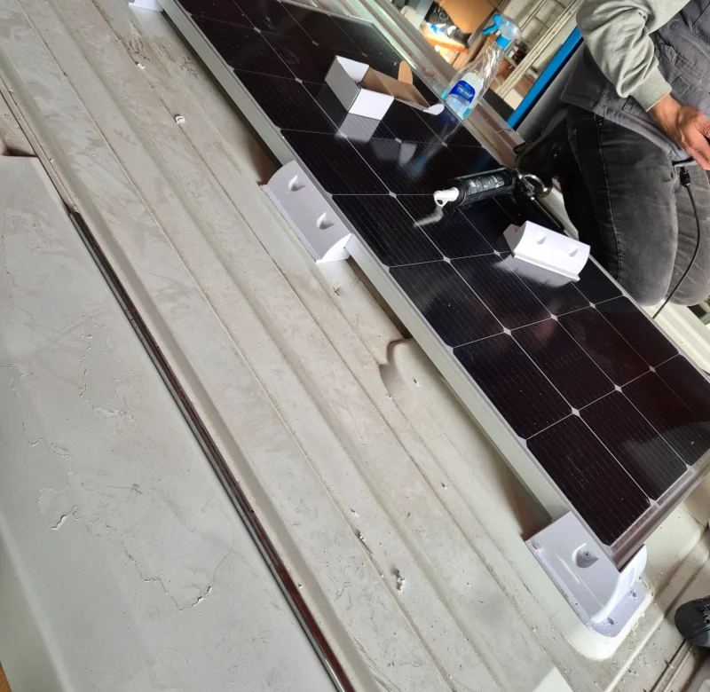detalle-instalacion-abertura-ventilacion-techo-con-placa-camper